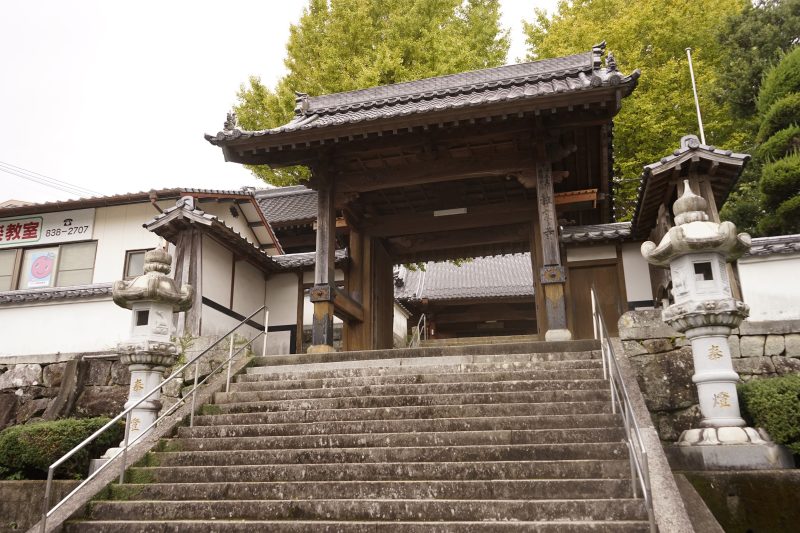 郊外の穴場スポットに立ち寄り、地元愛あふれる名物を楽しむまち歩き