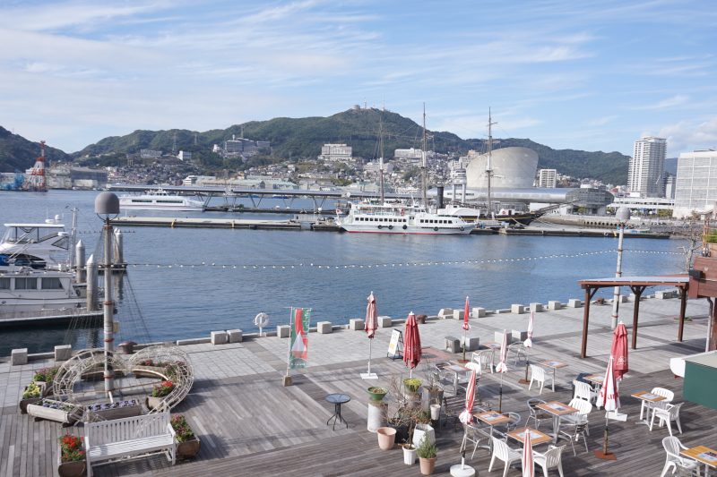 水辺のほとりをのんびりお散歩。出島に集う歴史・文化に出会う