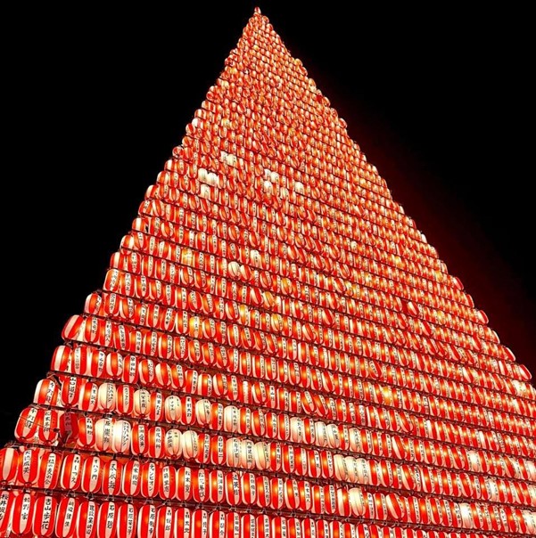 まるで日本のピラミッド？！ 約1万個の灯籠灯る江迎千灯籠まつり