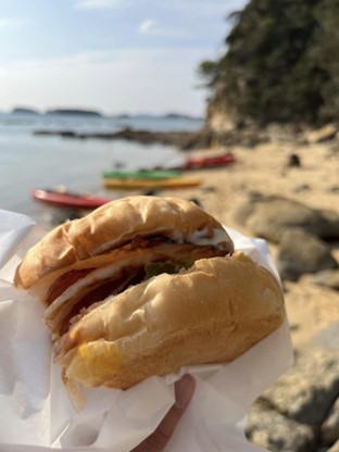 九十九島のシーカヤックで無人島に渡り食べる「佐世保バーガー」はおいしさも格別！