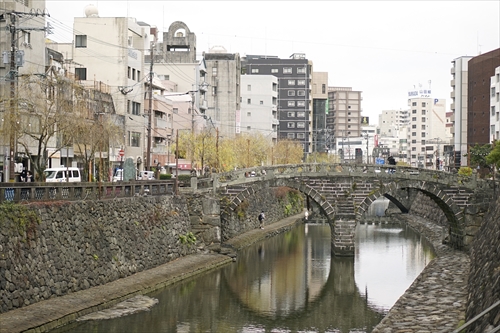 【長崎観光ネイバー：眼鏡橋】観光客と地元民が混じり合う川沿いをまち歩き