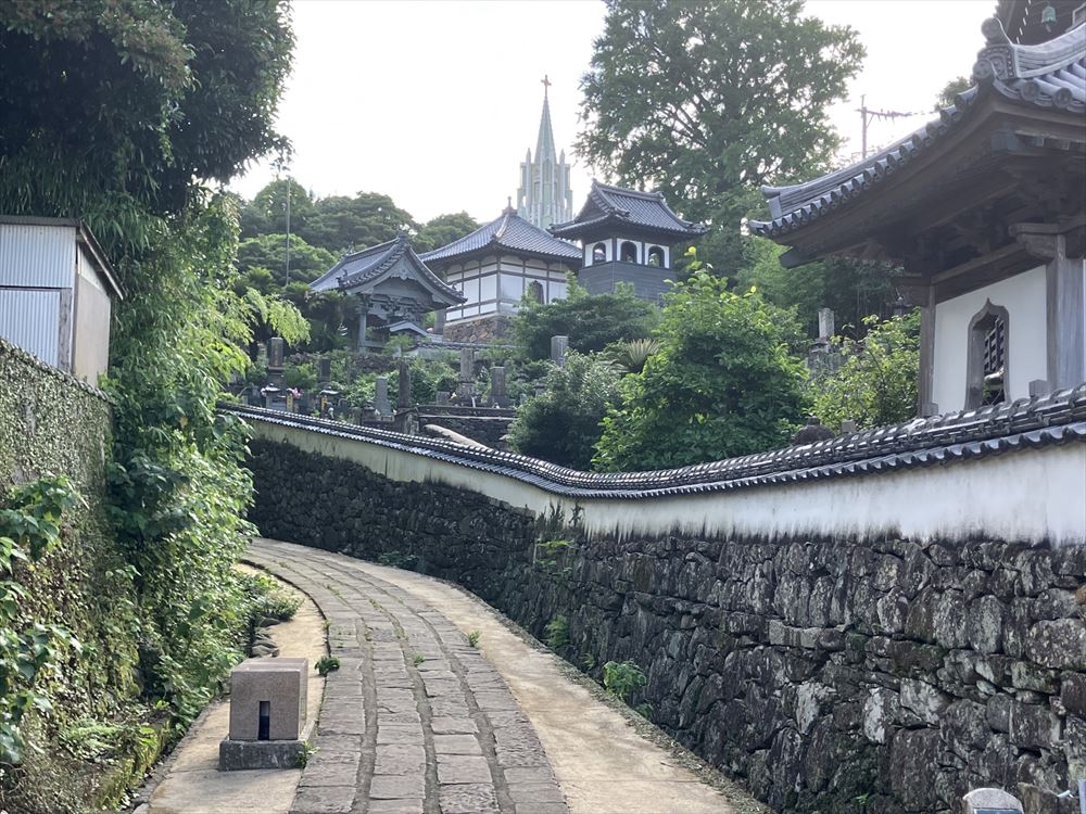 寺院と教会の見える道