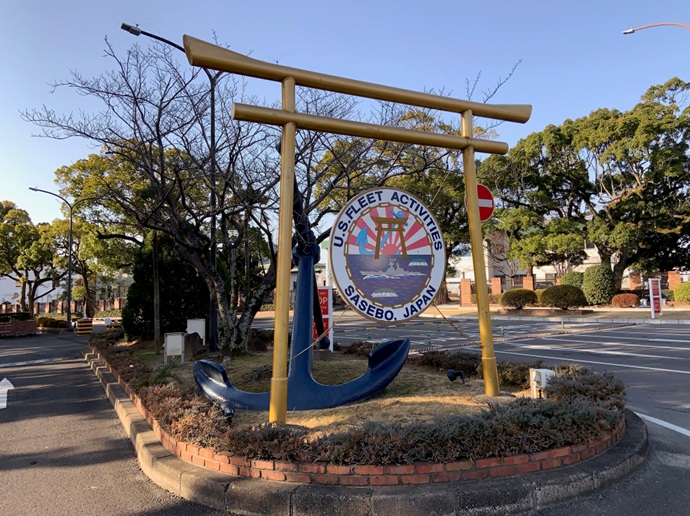 米海軍佐世保基地メインゲート前