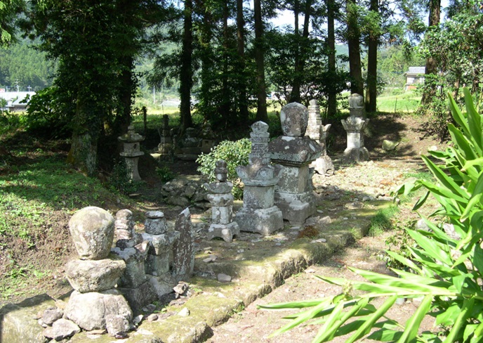 板樋橋と直谷城主志佐氏の墓地