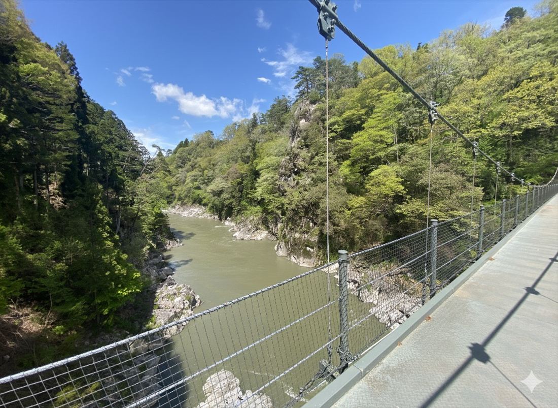 水墨画のような四季折々の「峡谷美」を遊歩道に沿って楽しむ、お散歩コース